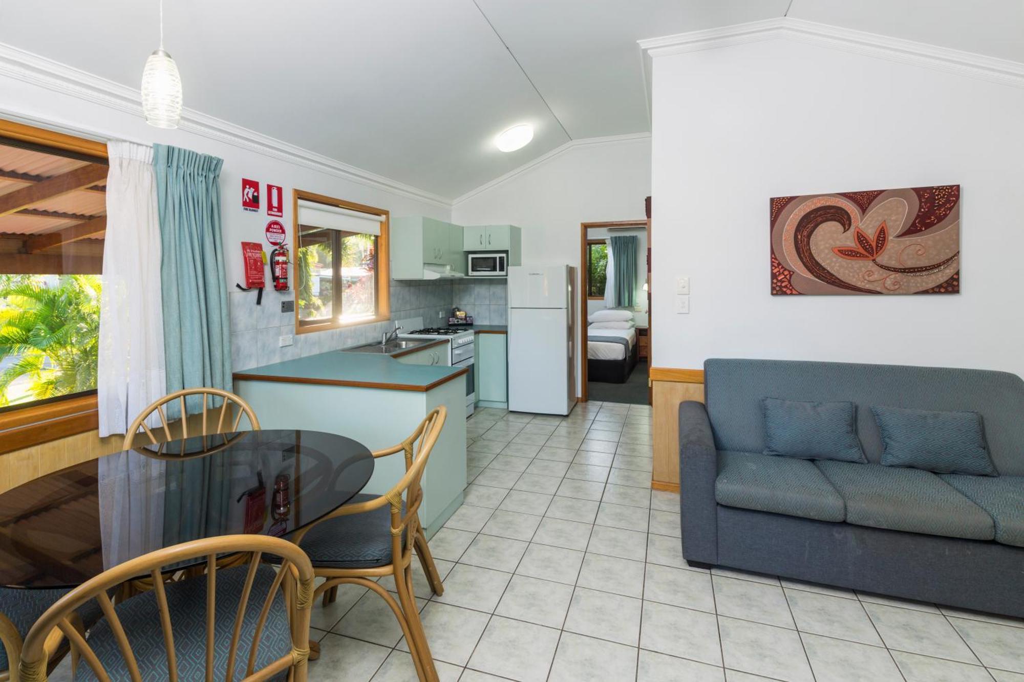 Ingenia Holidays Cairns Coconut Chambre photo A typical two-bedroom villa at a holiday park