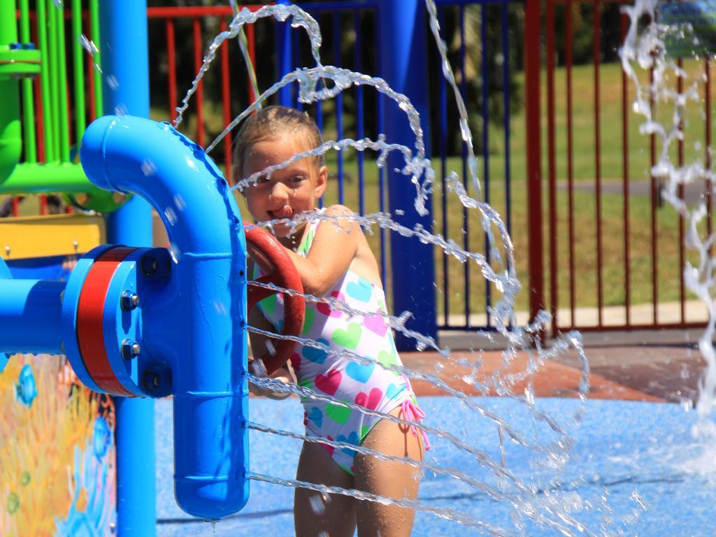 Ingenia Holidays Cairns Coconut Extérieur photo A child playing at the water park