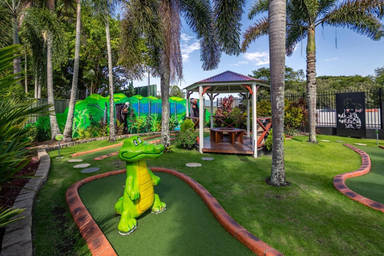 Ingenia Holidays Cairns Coconut Extérieur photo Miniature golf at the resort