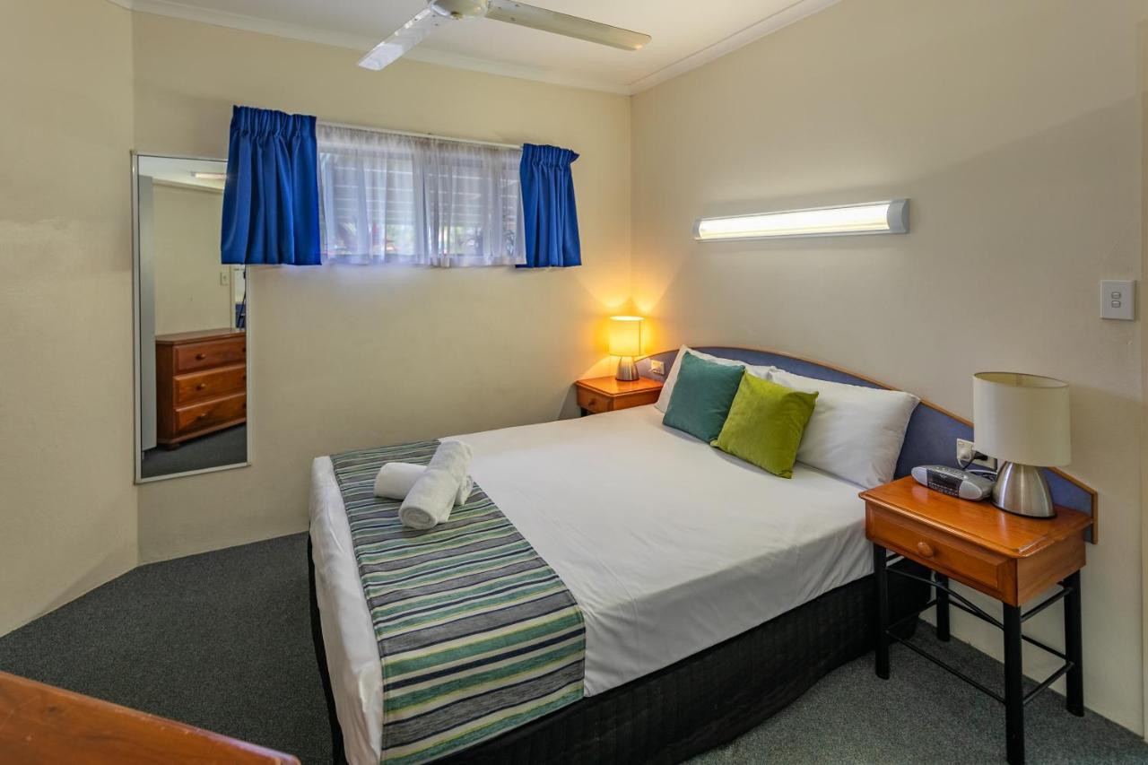 Ingenia Holidays Cairns Coconut Extérieur photo A bedroom at the motel