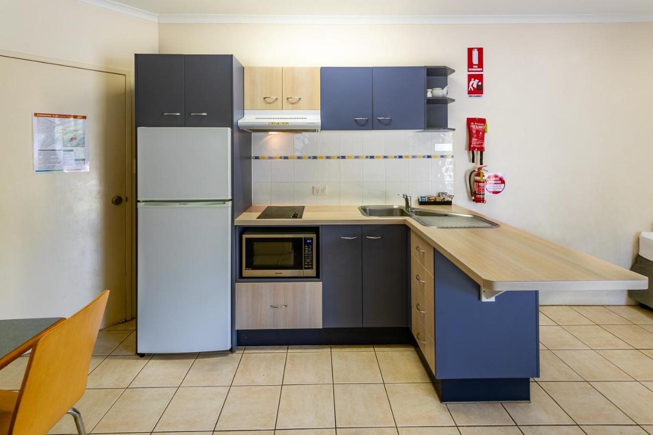 Ingenia Holidays Cairns Coconut Extérieur photo A typical kitchen in a student apartment