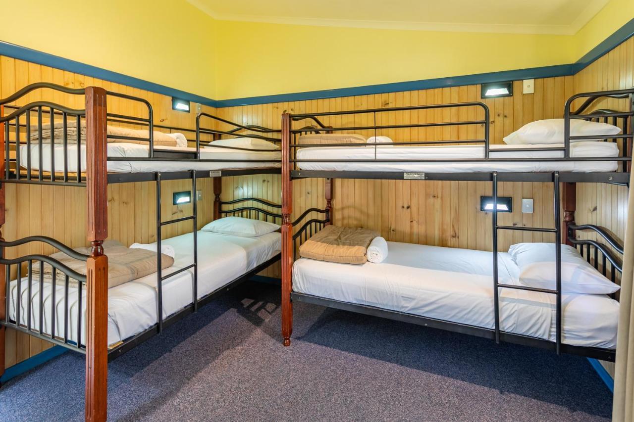Ingenia Holidays Cairns Coconut Extérieur photo A typical room at a backpackers' hostel in Australia
