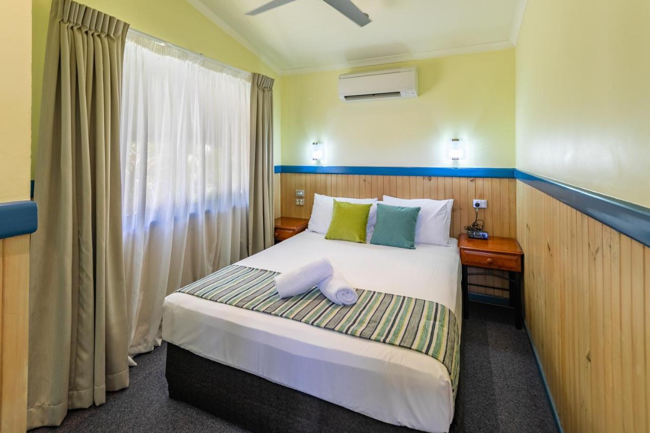 Ingenia Holidays Cairns Coconut Extérieur photo A bedroom at the motel